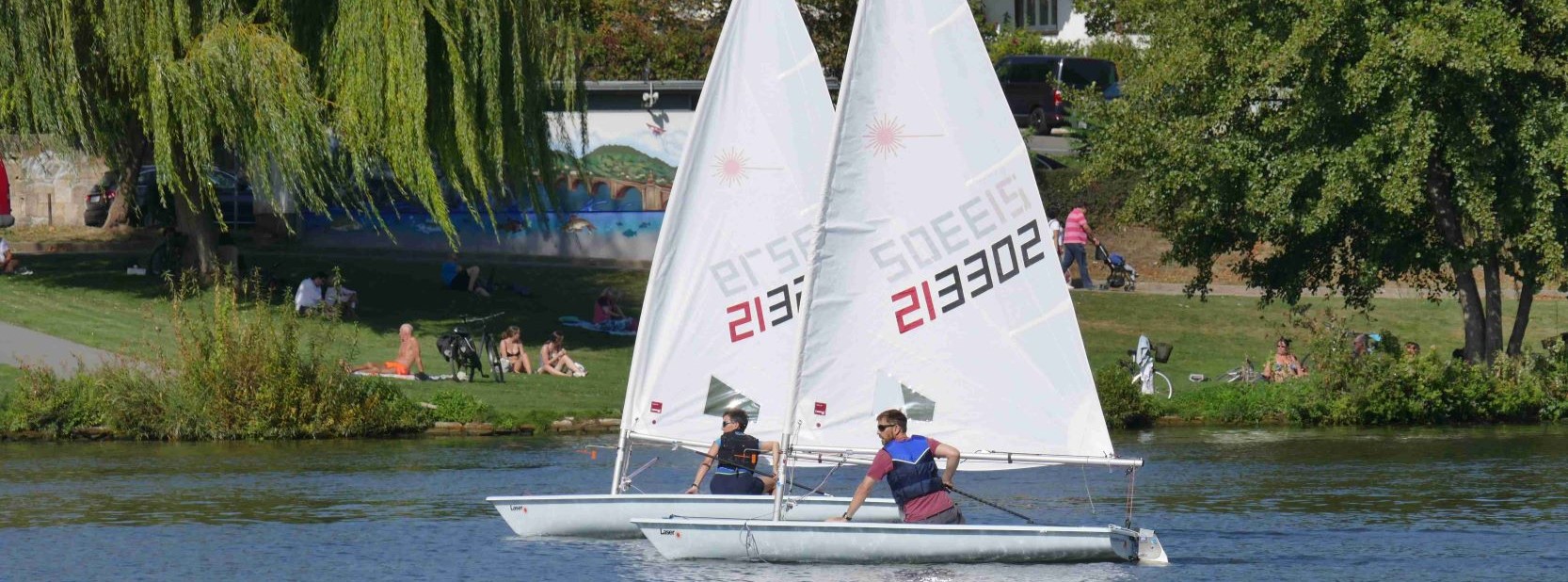 Seglen auf dem Neckar mitten in Heidelberg