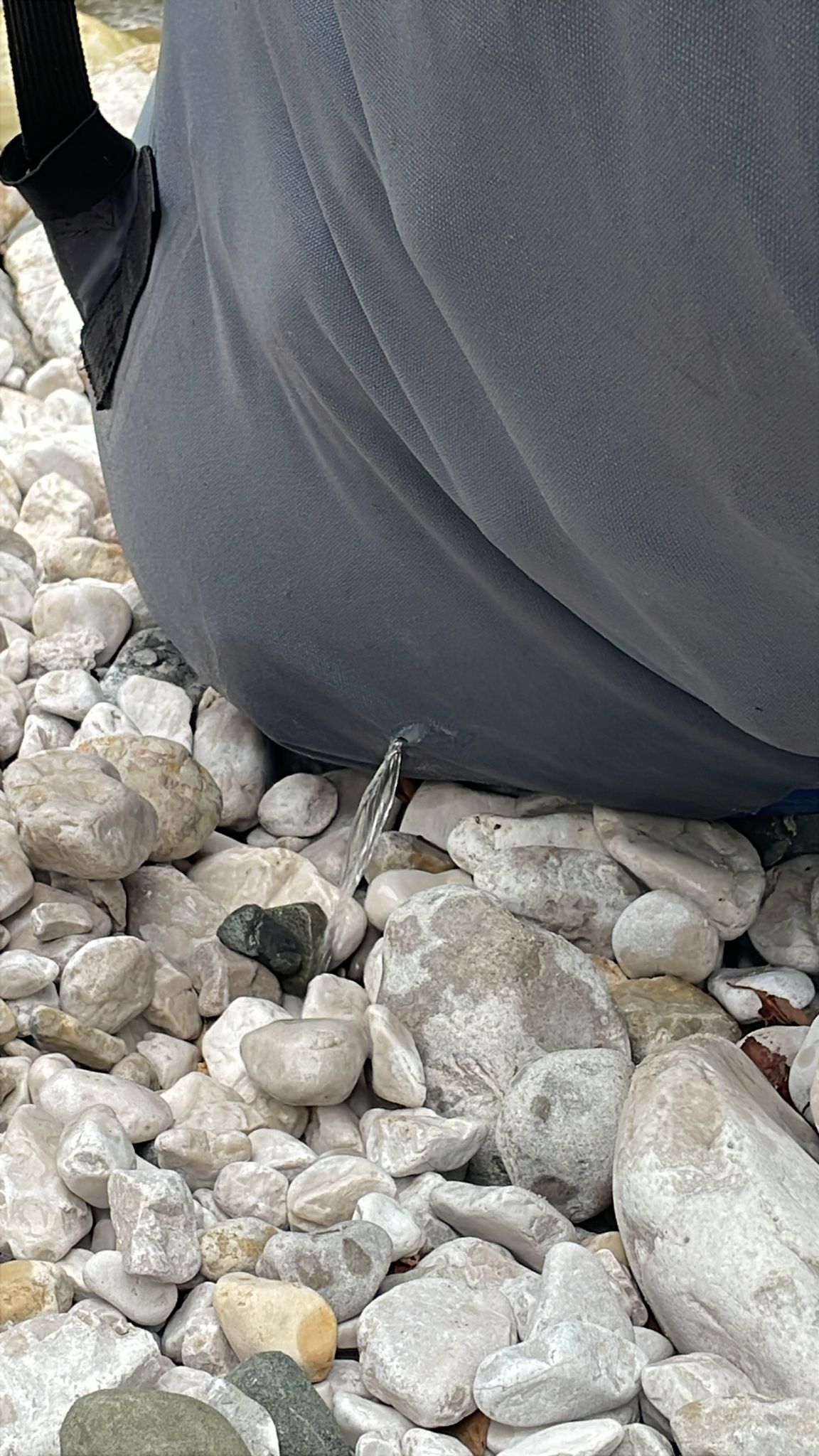 Der Sack mit den Lebensmitteln ist leider undicht.